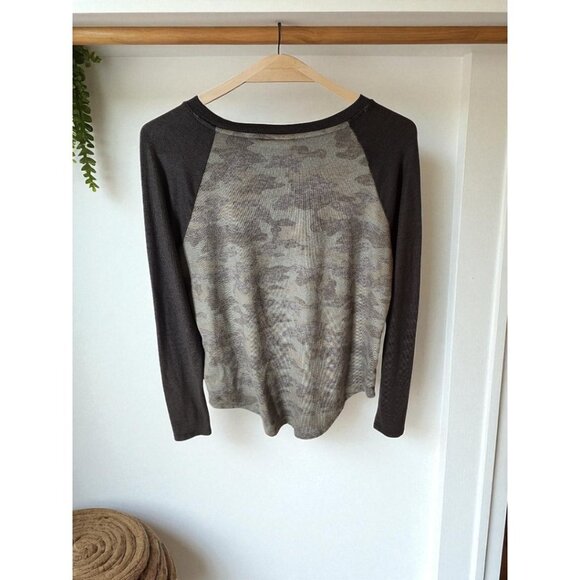 SO Long Sleeve Camo Raglan Tee Gray Sleeves Women’s Medium Soft Casual Top - Picture 3 of 8